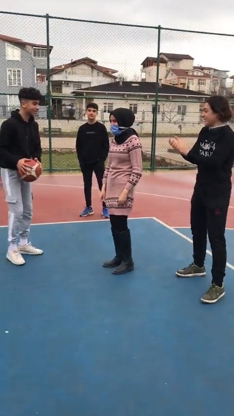 Kocaeli’nin Derice ilçesinde görme engelli öğretmenlerine basketbol atmayı öğreten çocuklar, ’İyi ki varsınız’ dedirtti. Attığı iki atışı da ...