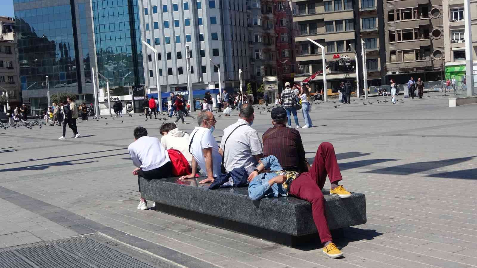 İstanbul’da havanın güneşli olmasını fırsat bilen yerli ve yabancı turistler Taksim’e akın etti. İstanbul’da hafta sonu hava sıcaklığının ...