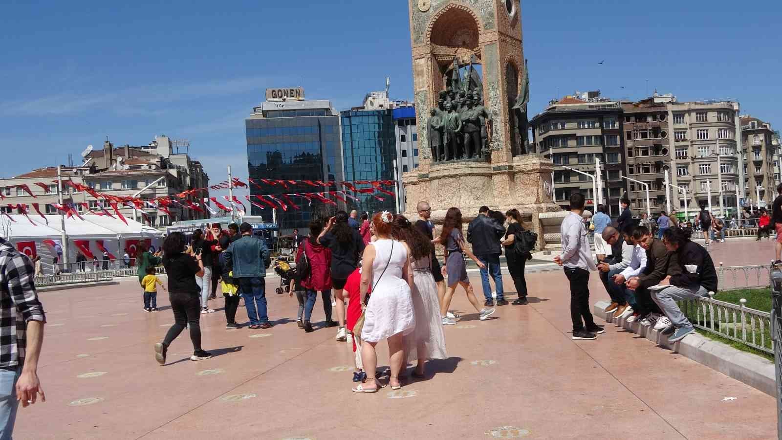 İstanbul’da havanın güneşli olmasını fırsat bilen yerli ve yabancı turistler Taksim’e akın etti. İstanbul’da hafta sonu hava sıcaklığının ...