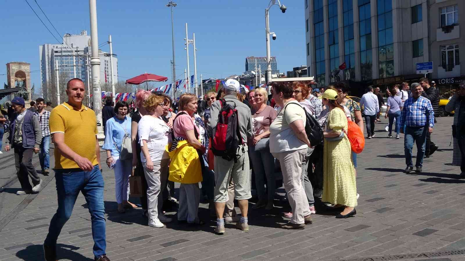 İstanbul’da havanın güneşli olmasını fırsat bilen yerli ve yabancı turistler Taksim’e akın etti. İstanbul’da hafta sonu hava sıcaklığının ...