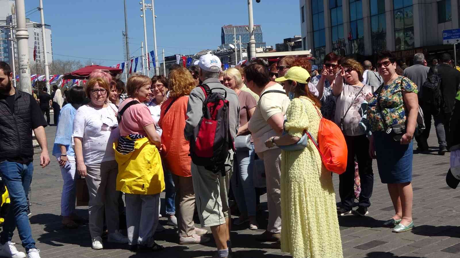 İstanbul’da havanın güneşli olmasını fırsat bilen yerli ve yabancı turistler Taksim’e akın etti. İstanbul’da hafta sonu hava sıcaklığının ...