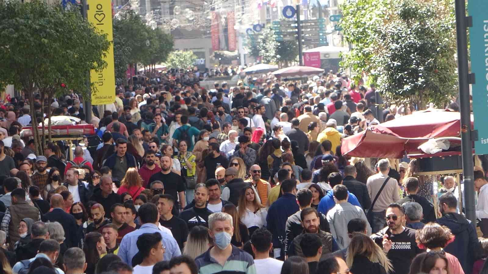 İstanbul’da havanın güneşli olmasını fırsat bilen yerli ve yabancı turistler Taksim’e akın etti. İstanbul’da hafta sonu hava sıcaklığının ...