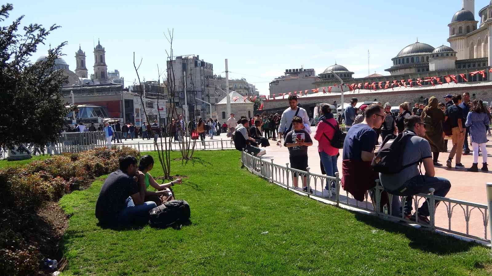 İstanbul’da havanın güneşli olmasını fırsat bilen yerli ve yabancı turistler Taksim’e akın etti. İstanbul’da hafta sonu hava sıcaklığının ...