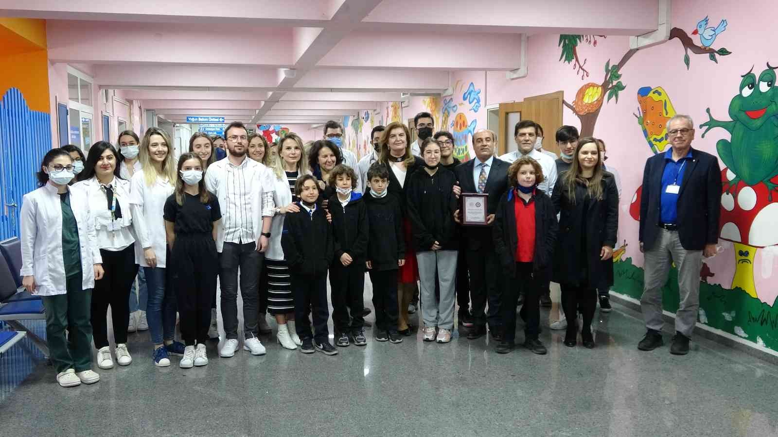 Çağdaş Öncü Okulları öğrencileri kendi harçlıklarını biriktirerek aldıkları tıbbi cihazları Bursa Uludağ Üniversitesi Tıp Fakültesi Çocuk Sağlığı ...