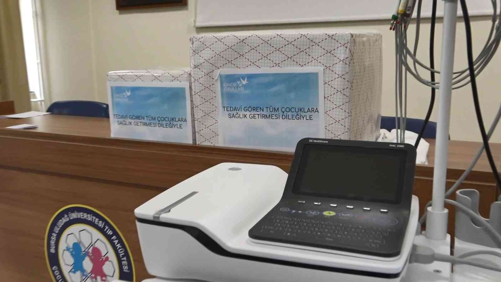 Çağdaş Öncü Okulları öğrencileri kendi harçlıklarını biriktirerek aldıkları tıbbi cihazları Bursa Uludağ Üniversitesi Tıp Fakültesi Çocuk Sağlığı ...