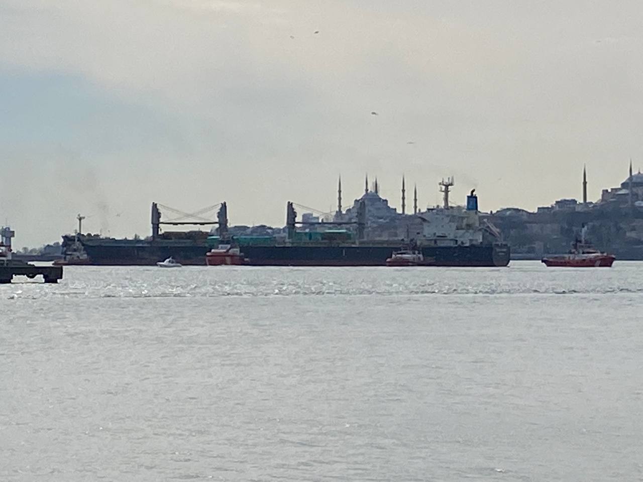 Üsküdar’da Haydarpaşa Limanı açıklarında yanaşma manevrası yapan 197 metre boyundaki Josco Taicang isimli, Hong Kong bayraklı yük gemisi karaya ...