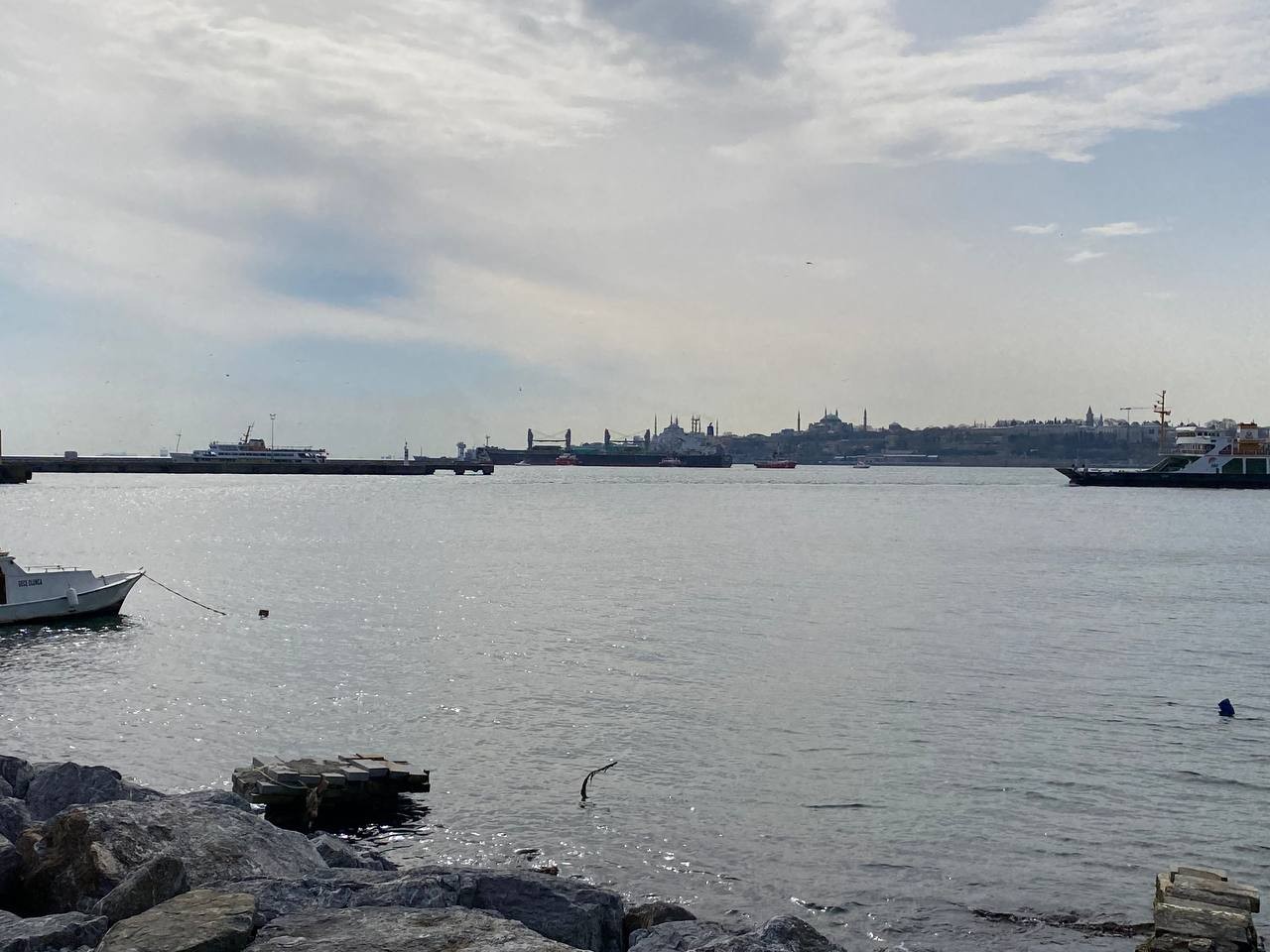 Üsküdar’da Haydarpaşa Limanı açıklarında yanaşma manevrası yapan 197 metre boyundaki Josco Taicang isimli, Hong Kong bayraklı yük gemisi karaya ...