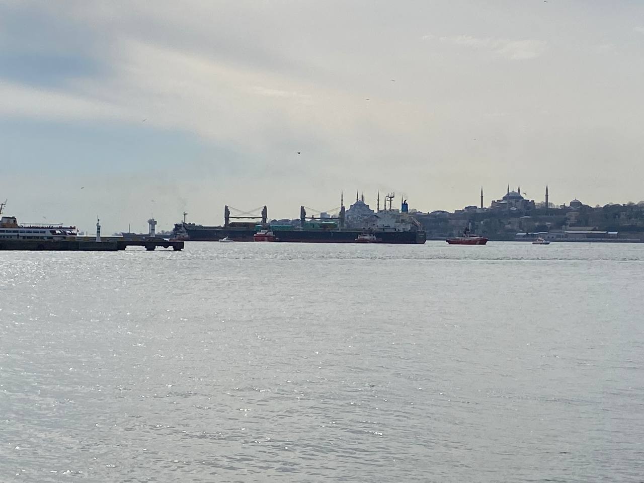 Üsküdar’da Haydarpaşa Limanı açıklarında yanaşma manevrası yapan 197 metre boyundaki Josco Taicang isimli, Hong Kong bayraklı yük gemisi karaya ...