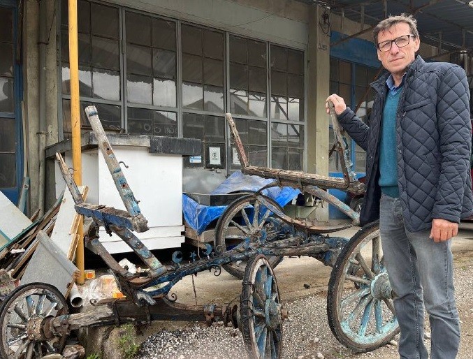 Edirne’de hobi olarak minyatür talika, fayton ve tarım aletleri yapmaya başlayan adam, kısa sürede işin sanatkarı oldu. Abacı’nın ahşaba olan ...