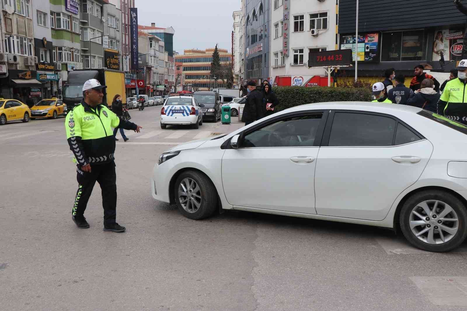 Edirne’nin Keşan ilçesinde polis ekiplerince yapılan huzur ve güven uygulamasında gözaltına alınan 5 şüpheliden biri tutuklandı. Keşan İlçe ...