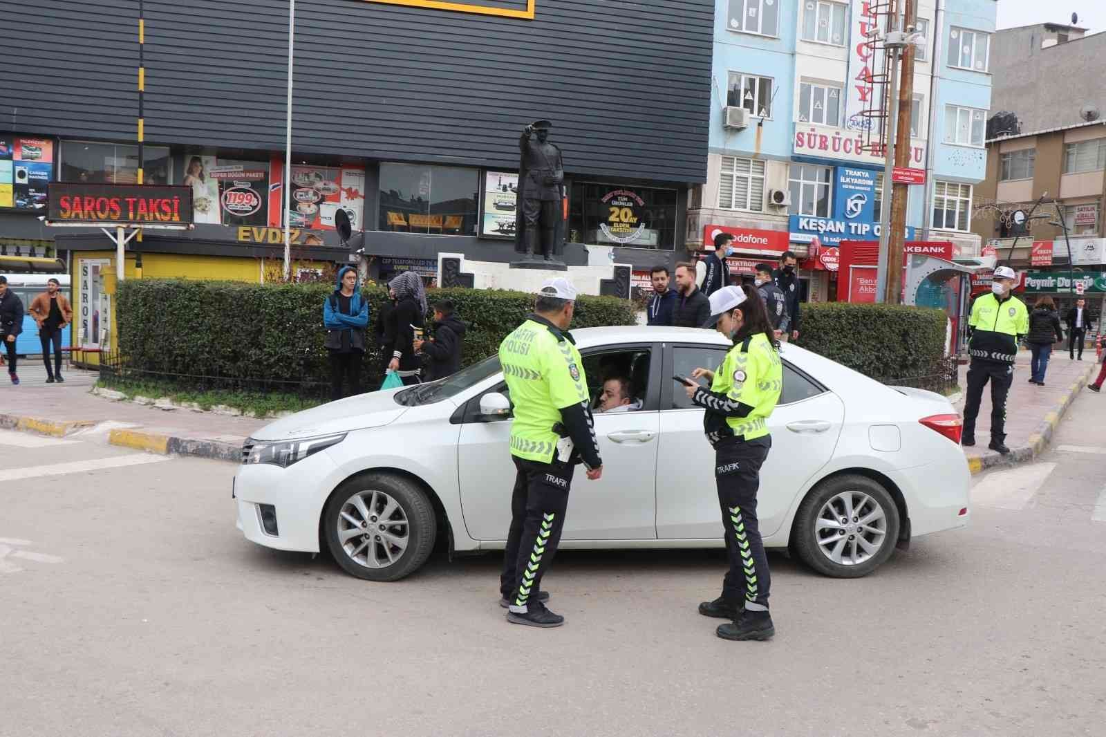 Edirne’nin Keşan ilçesinde polis ekiplerince yapılan huzur ve güven uygulamasında gözaltına alınan 5 şüpheliden biri tutuklandı. Keşan İlçe ...