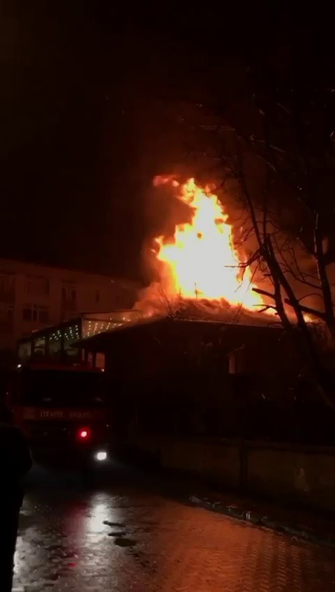 Sakarya’nın Hendek ilçesinde iki katlı ev gece saatlerinde alevlere teslim oldu. Maddi hasarın meydana geldiği yangın itfaiye ekiplerince ...