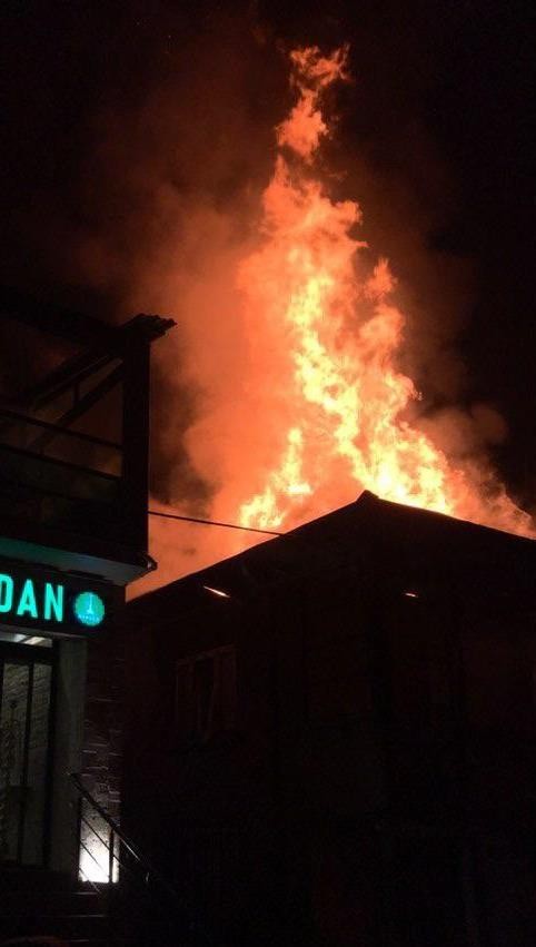 Sakarya’nın Hendek ilçesinde iki katlı ev gece saatlerinde alevlere teslim oldu. Maddi hasarın meydana geldiği yangın itfaiye ekiplerince ...