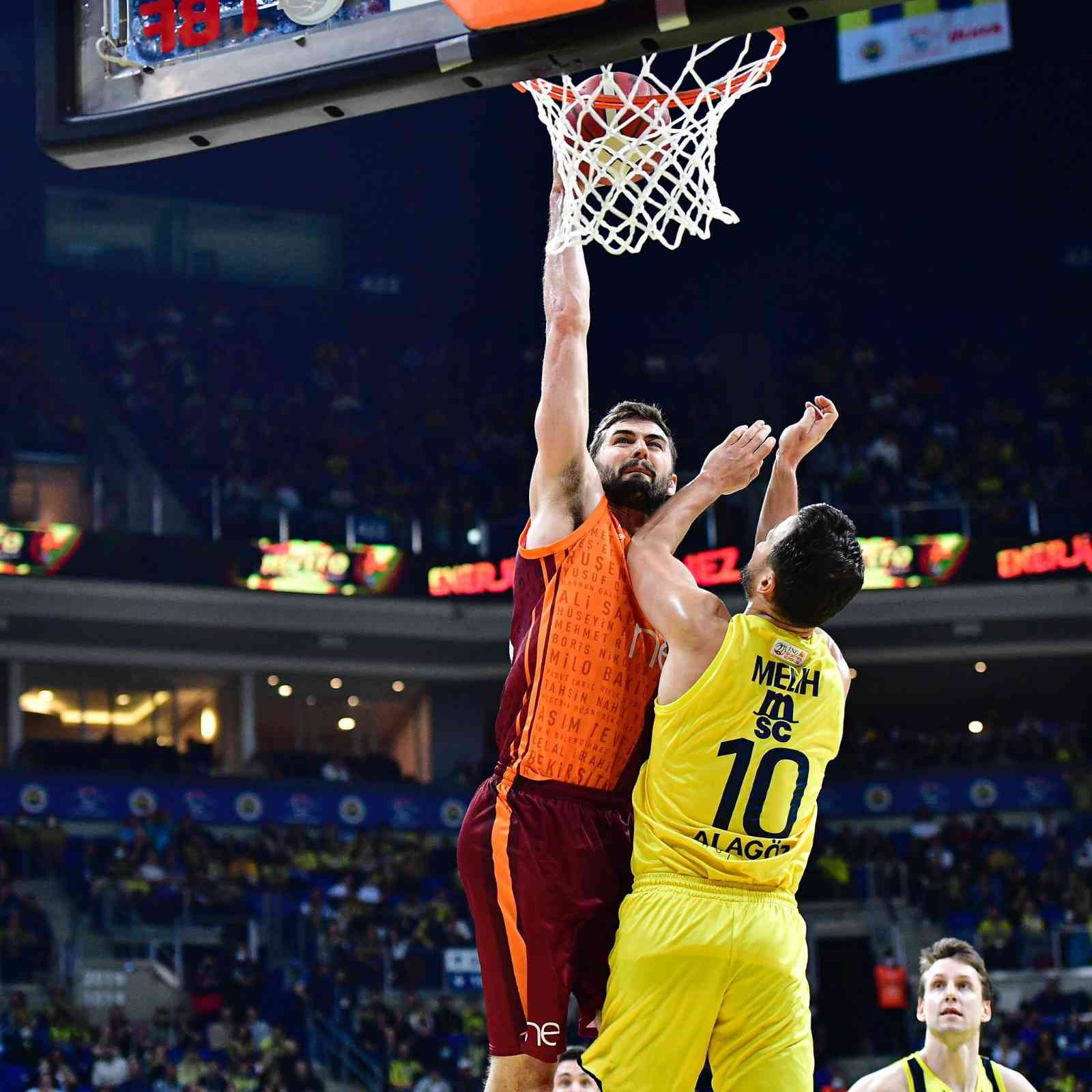 ING Basketbol Süper Ligi’nin 27. haftasında Fenerbahçe Beko, sahasında karşı karşıya geldiği Galatasaray NEF’e 76-70’lik skorla mağlup oldu ...