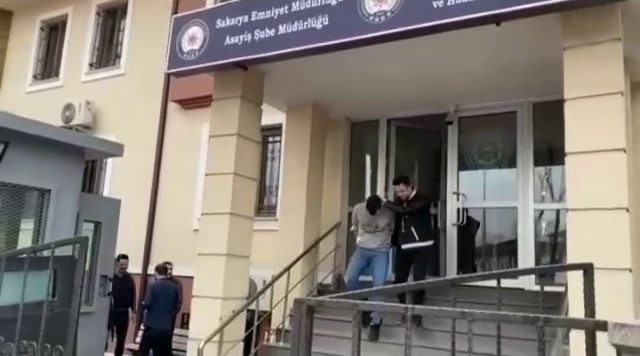 Sakarya’nın Adapazarı ilçesinde 3 farklı iş yerinde hırsızlık yaptığı tespit edilen şüpheli polis ekiplerince yakalandı. Şüphelinin iş yerinin ...