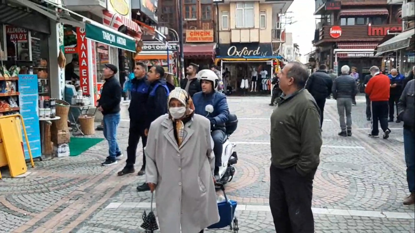 Edirne’de bir iş yerinin tabelasında mahsur kalan yavru kedi için itfaiye ekipleri seferber oldu. Ekiplerin çalışmaları sırasında kedi yüksekten ...