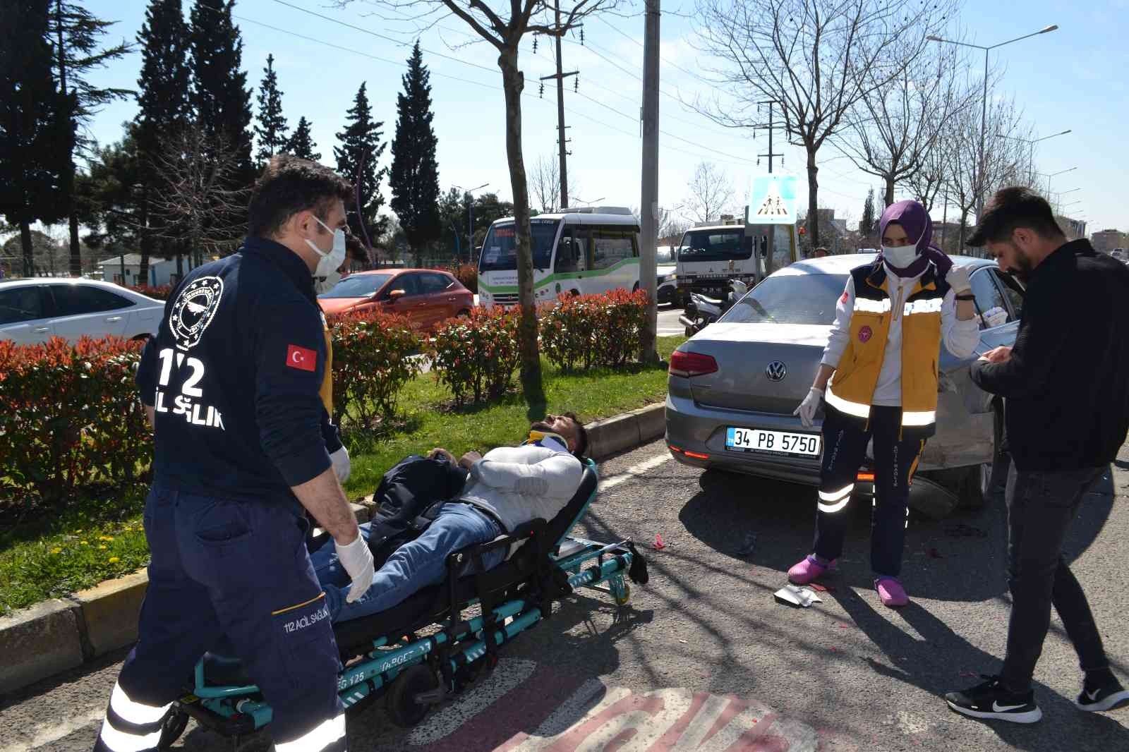 Tekirdağ Çorlu’da işe yetişme telaşına kapılan sürücü, yayaya yol vermek için duraklayan otomobile arkadan çarpması sonucu yaralandı. Kaza ...