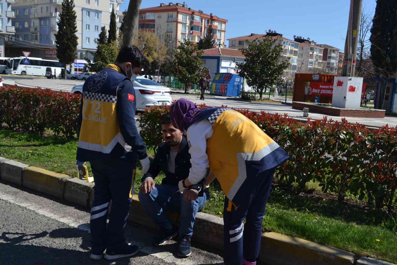 Tekirdağ Çorlu’da işe yetişme telaşına kapılan sürücü, yayaya yol vermek için duraklayan otomobile arkadan çarpması sonucu yaralandı. Kaza ...