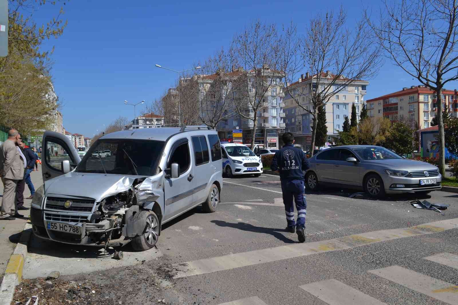 Tekirdağ Çorlu’da işe yetişme telaşına kapılan sürücü, yayaya yol vermek için duraklayan otomobile arkadan çarpması sonucu yaralandı. Kaza ...