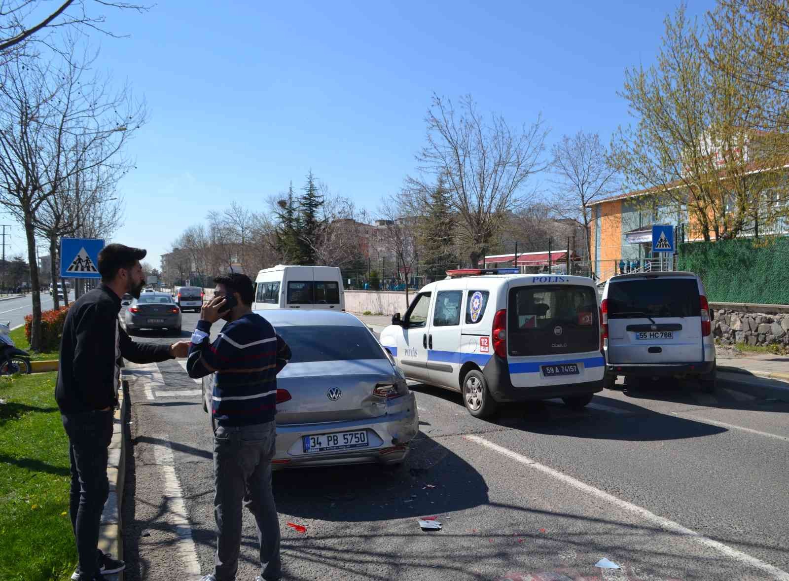 Tekirdağ Çorlu’da işe yetişme telaşına kapılan sürücü, yayaya yol vermek için duraklayan otomobile arkadan çarpması sonucu yaralandı. Kaza ...