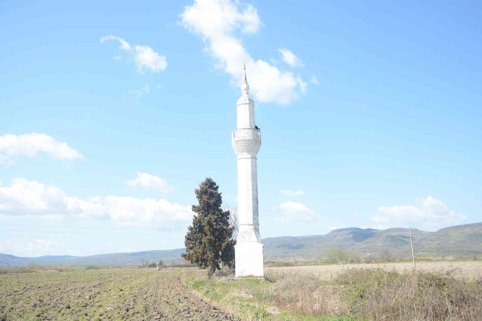 Balıkesir’in Manyas ilçesine bağlı Işıklar Kırsal Mahallesi’nde tarlaların arasında bulunan minare görenleri şaşkına çeviriyor. Yıllar önce ...