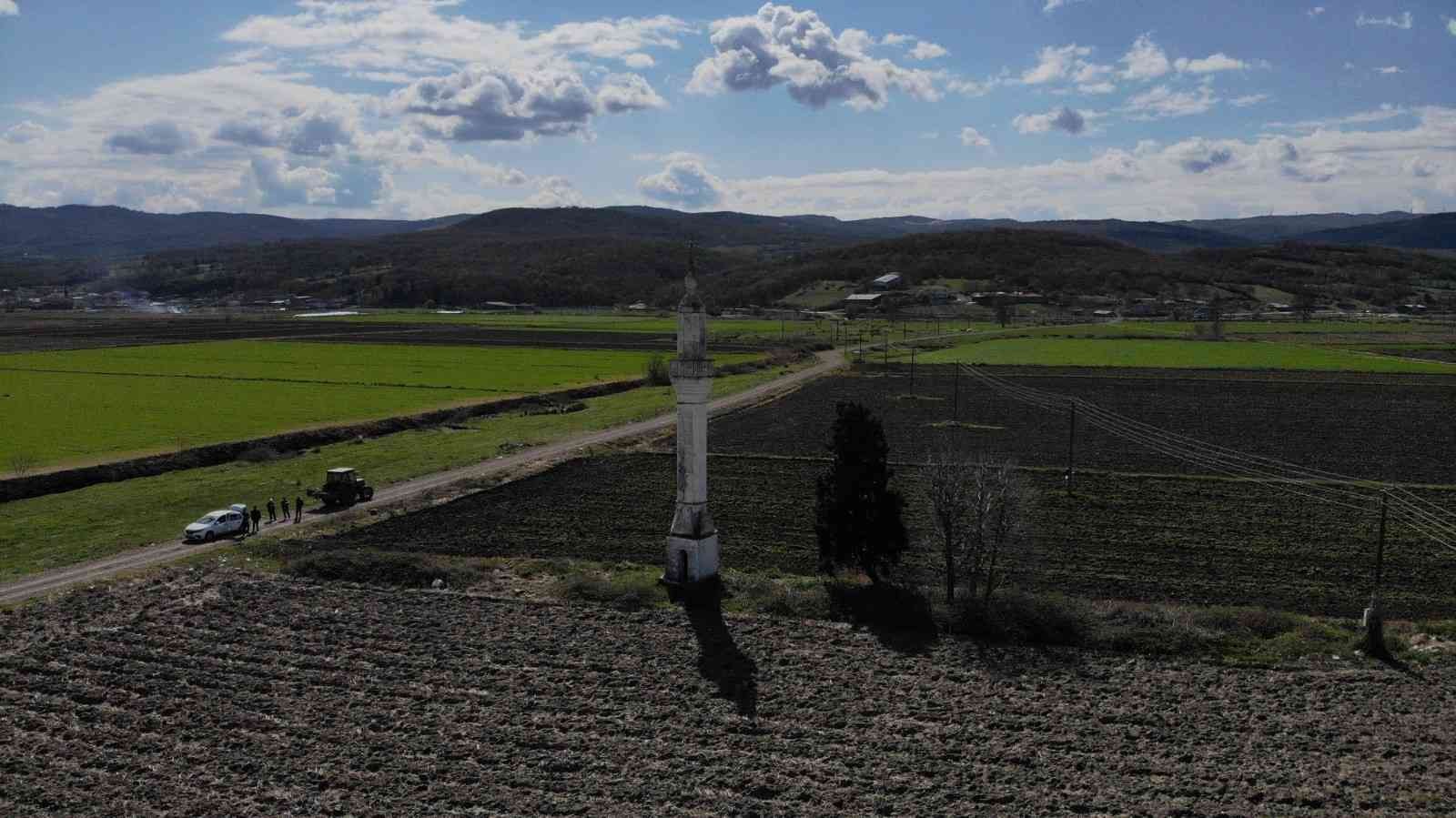 Balıkesir’in Manyas ilçesine bağlı Işıklar Kırsal Mahallesi’nde tarlaların arasında bulunan minare görenleri şaşkına çeviriyor. Yıllar önce ...