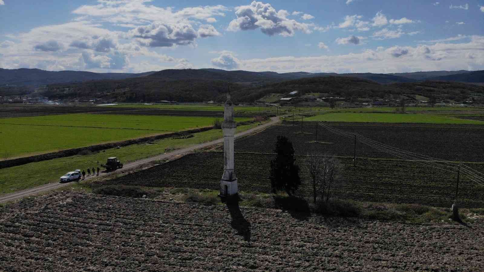 Balıkesir’in Manyas ilçesine bağlı Işıklar Kırsal Mahallesi’nde tarlaların arasında bulunan minare görenleri şaşkına çeviriyor. Yıllar önce ...