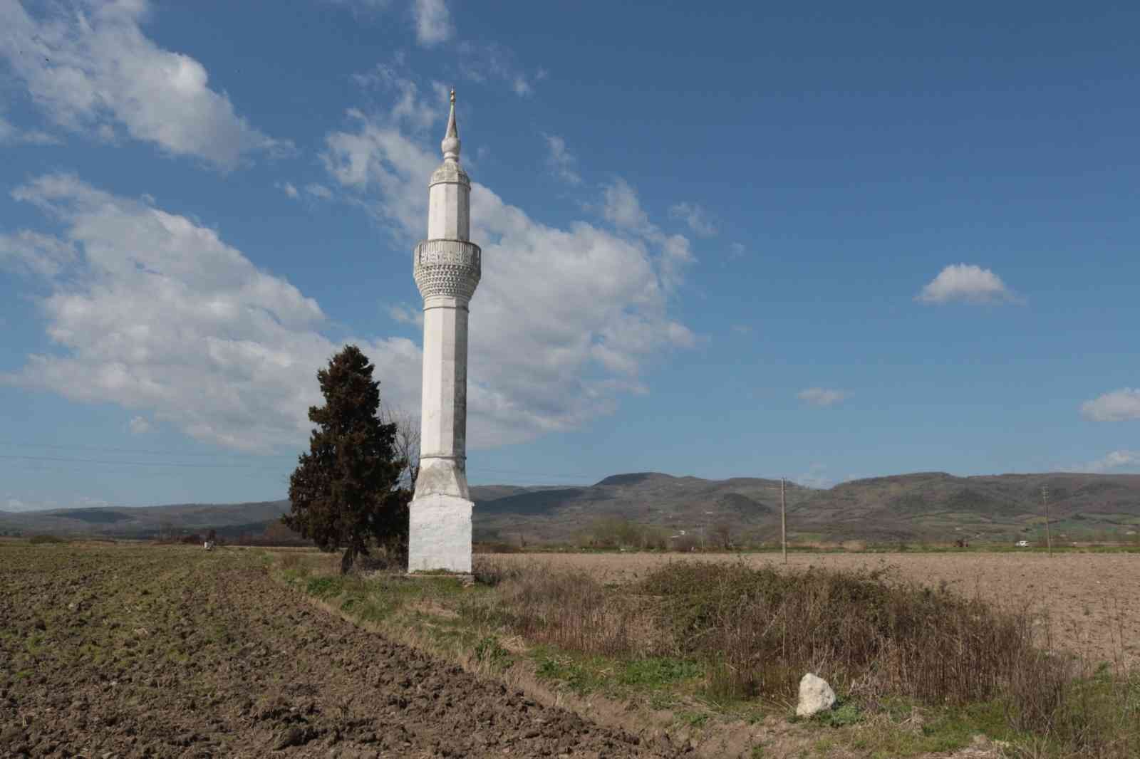 Balıkesir’in Manyas ilçesine bağlı Işıklar Kırsal Mahallesi’nde tarlaların arasında bulunan minare görenleri şaşkına çeviriyor. Yıllar önce ...