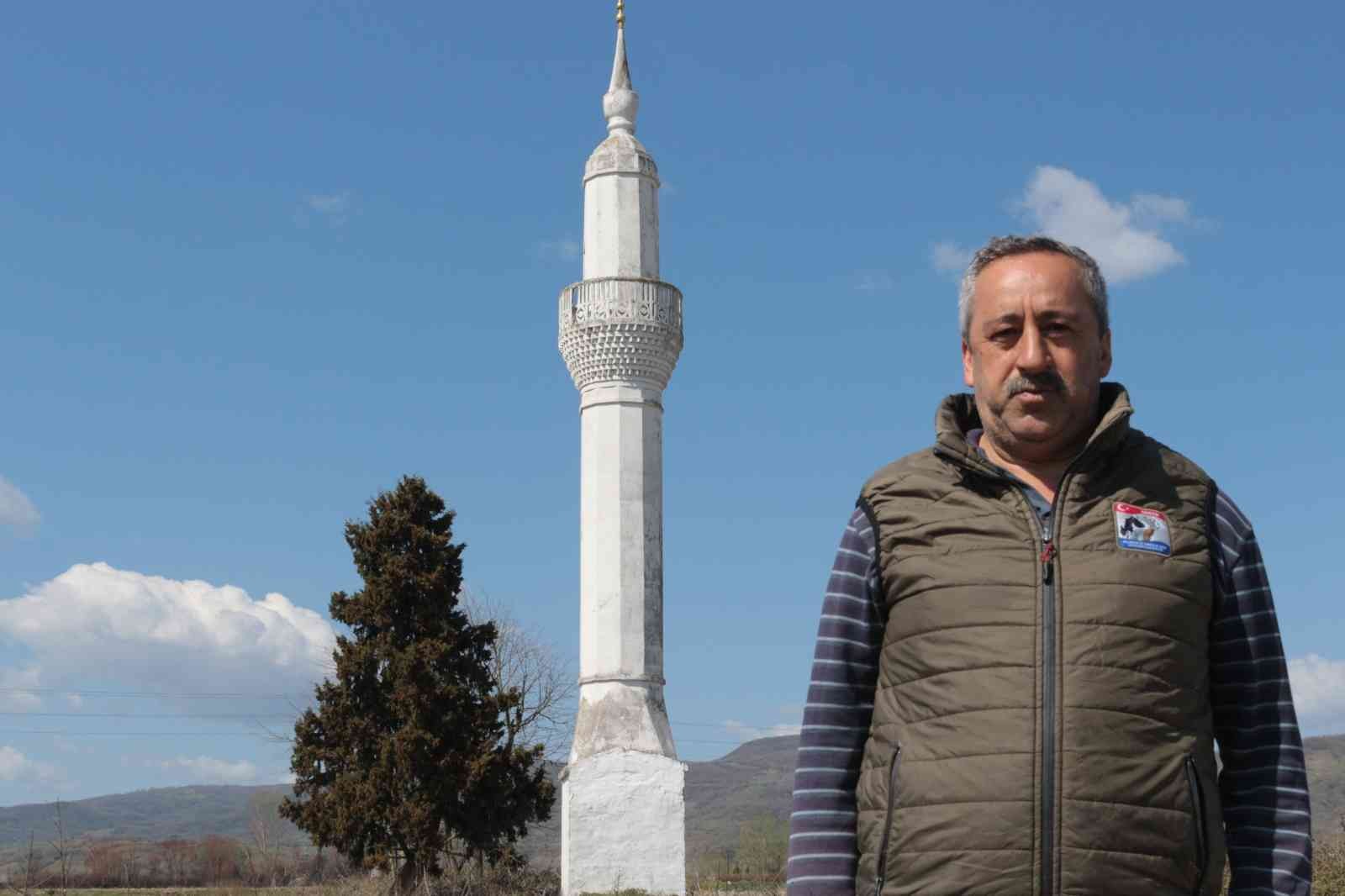 Balıkesir’in Manyas ilçesine bağlı Işıklar Kırsal Mahallesi’nde tarlaların arasında bulunan minare görenleri şaşkına çeviriyor. Yıllar önce ...