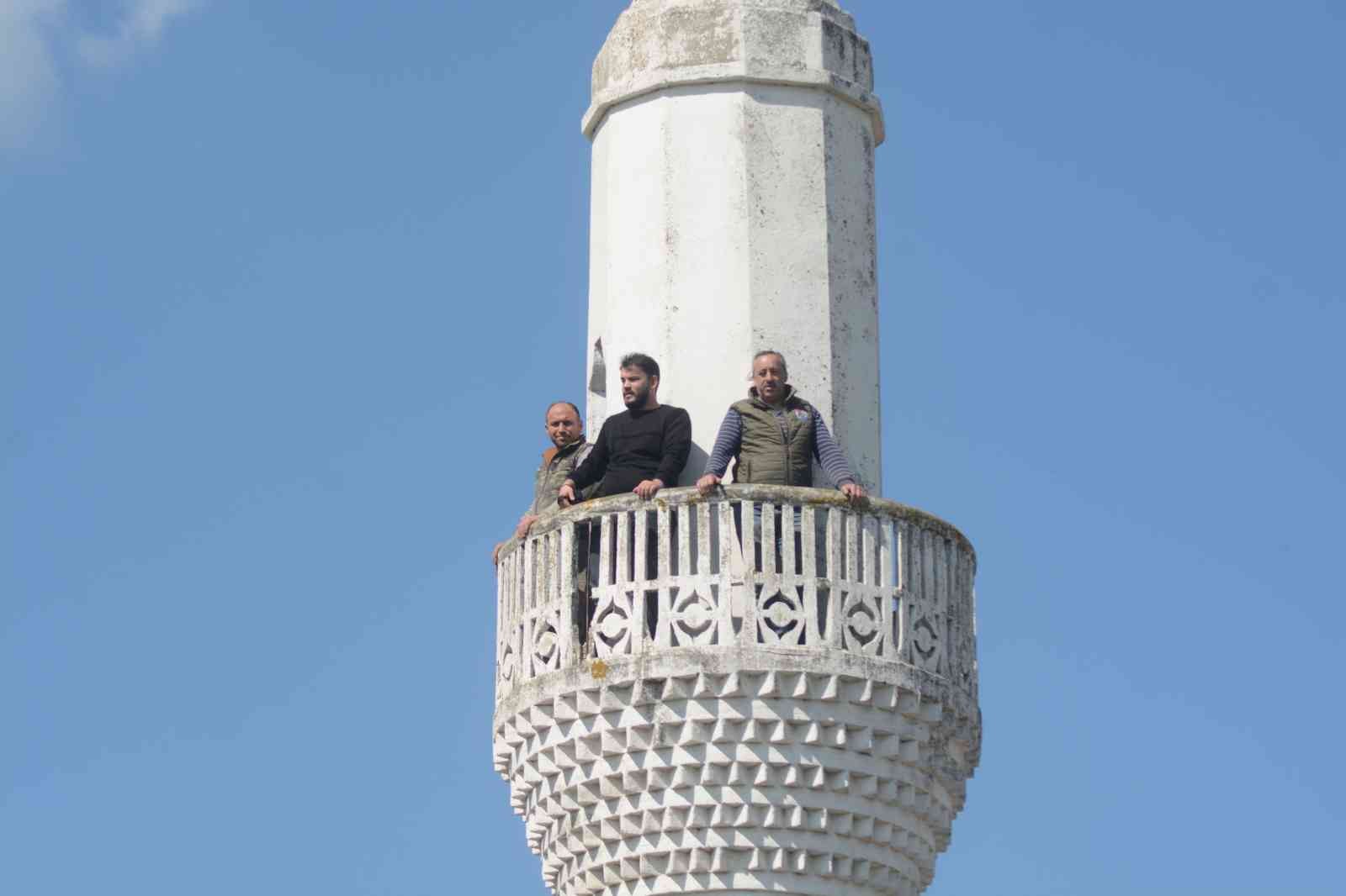 Balıkesir’in Manyas ilçesine bağlı Işıklar Kırsal Mahallesi’nde tarlaların arasında bulunan minare görenleri şaşkına çeviriyor. Yıllar önce ...