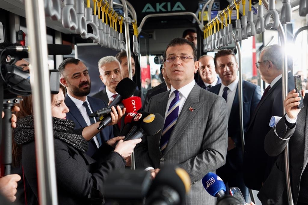 İBB tarafından alımı yapılan 160 yeni metrobüsten 30’u için sahaya çıkış töreni düzenlendi. Törende konuşan İBB Başkanı Ekrem İmamoğlu, “İBB’nin ...