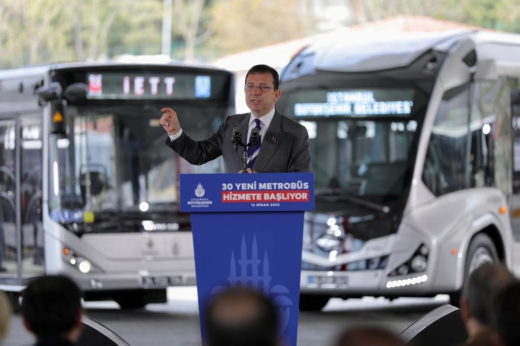 İBB tarafından alımı yapılan 160 yeni metrobüsten 30’u için sahaya çıkış töreni düzenlendi. Törende konuşan İBB Başkanı Ekrem İmamoğlu, “İBB’nin ...