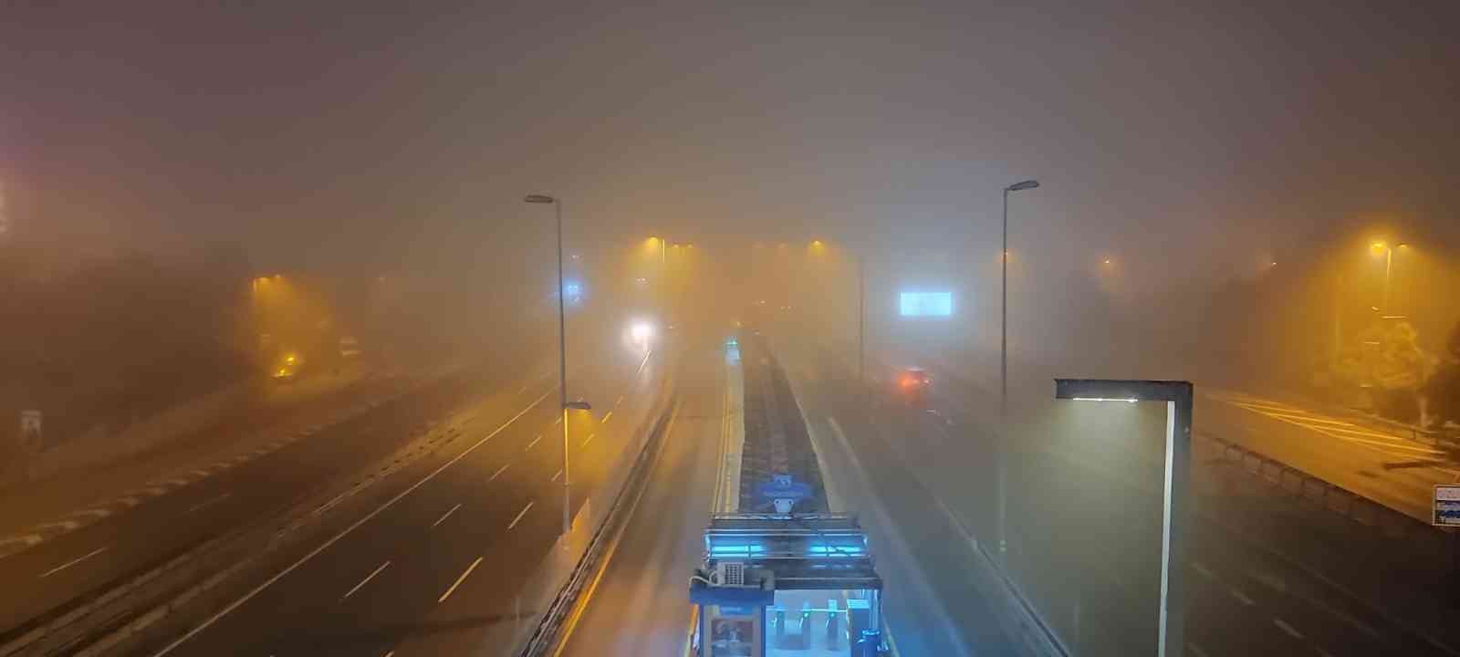 İstanbul’da gece saatlerinde etkili olan yoğun sis nedeniyle 15 Temmuz Şehitler Köprüsünün bir kısmı görünmez hale geldi. D-100 Karayolunda da ...