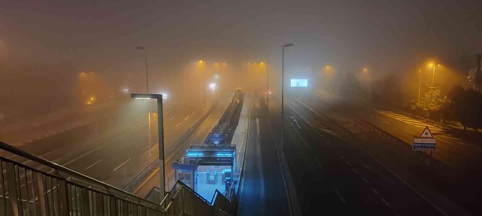 İstanbul’da gece saatlerinde etkili olan yoğun sis nedeniyle 15 Temmuz Şehitler Köprüsünün bir kısmı görünmez hale geldi. D-100 Karayolunda da ...