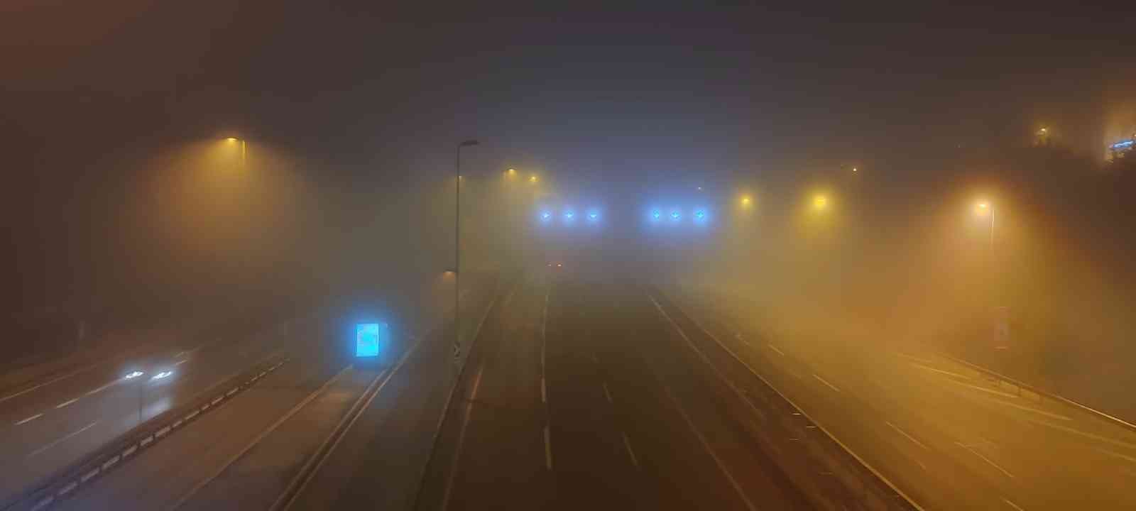 İstanbul’da gece saatlerinde etkili olan yoğun sis nedeniyle 15 Temmuz Şehitler Köprüsünün bir kısmı görünmez hale geldi. D-100 Karayolunda da ...