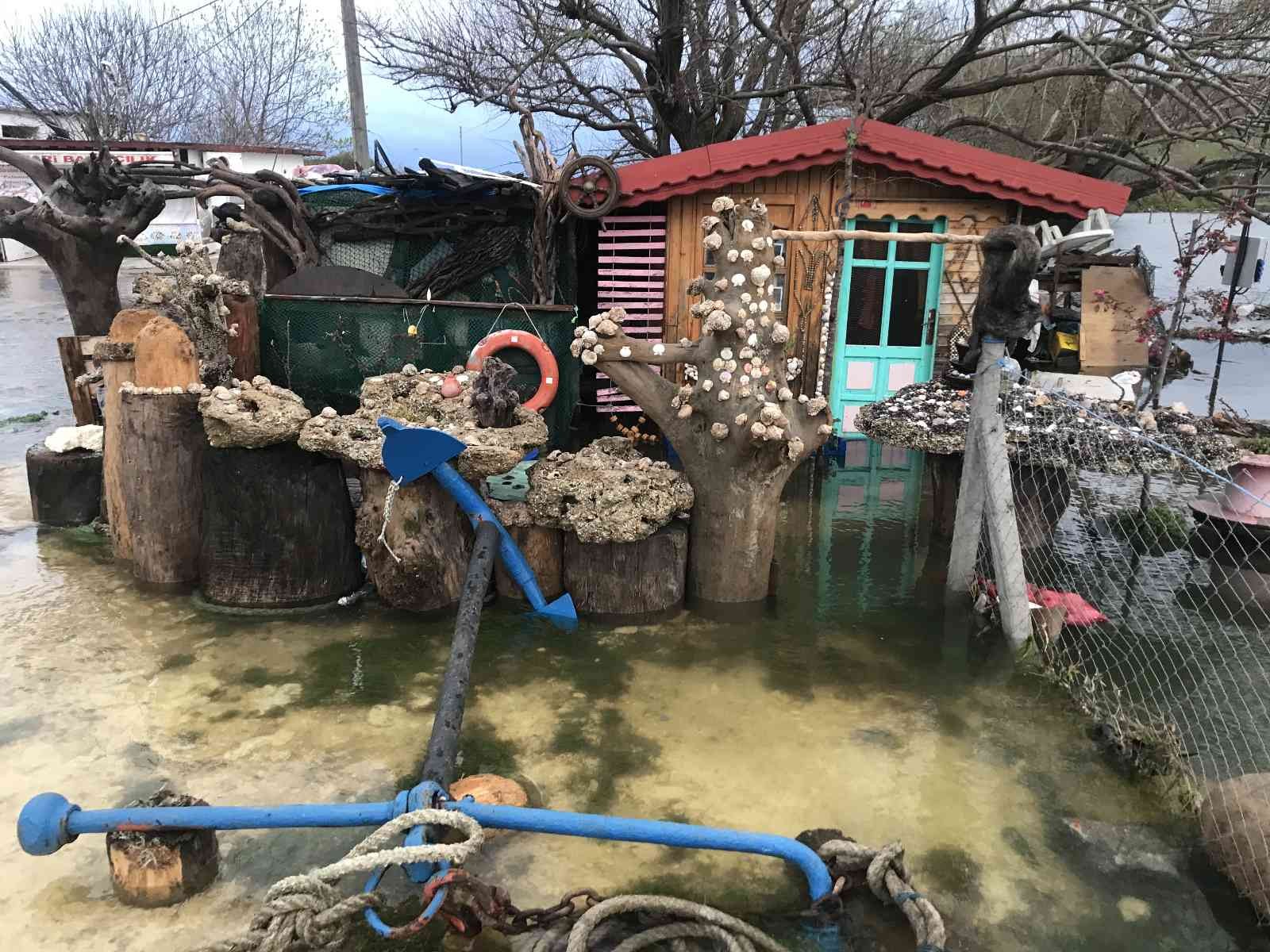 Kırklareli’nde İstanbul’a su sağlayan Kazandere Barajı’nın taşması sonucu limandaki balıkçı barınakları ve tekneler zarar gördü. Kırklareli’nin ...