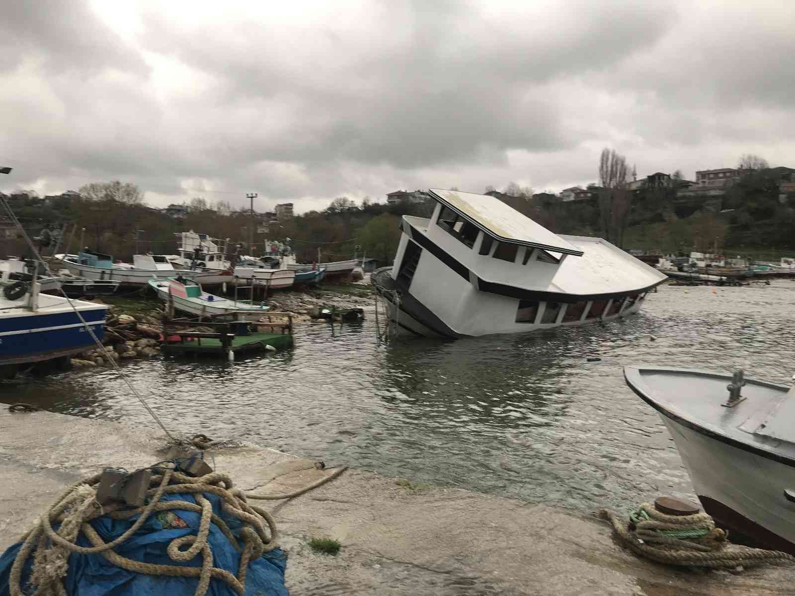 Kırklareli’nde İstanbul’a su sağlayan Kazandere Barajı’nın taşması sonucu limandaki balıkçı barınakları ve tekneler zarar gördü. Kırklareli’nin ...