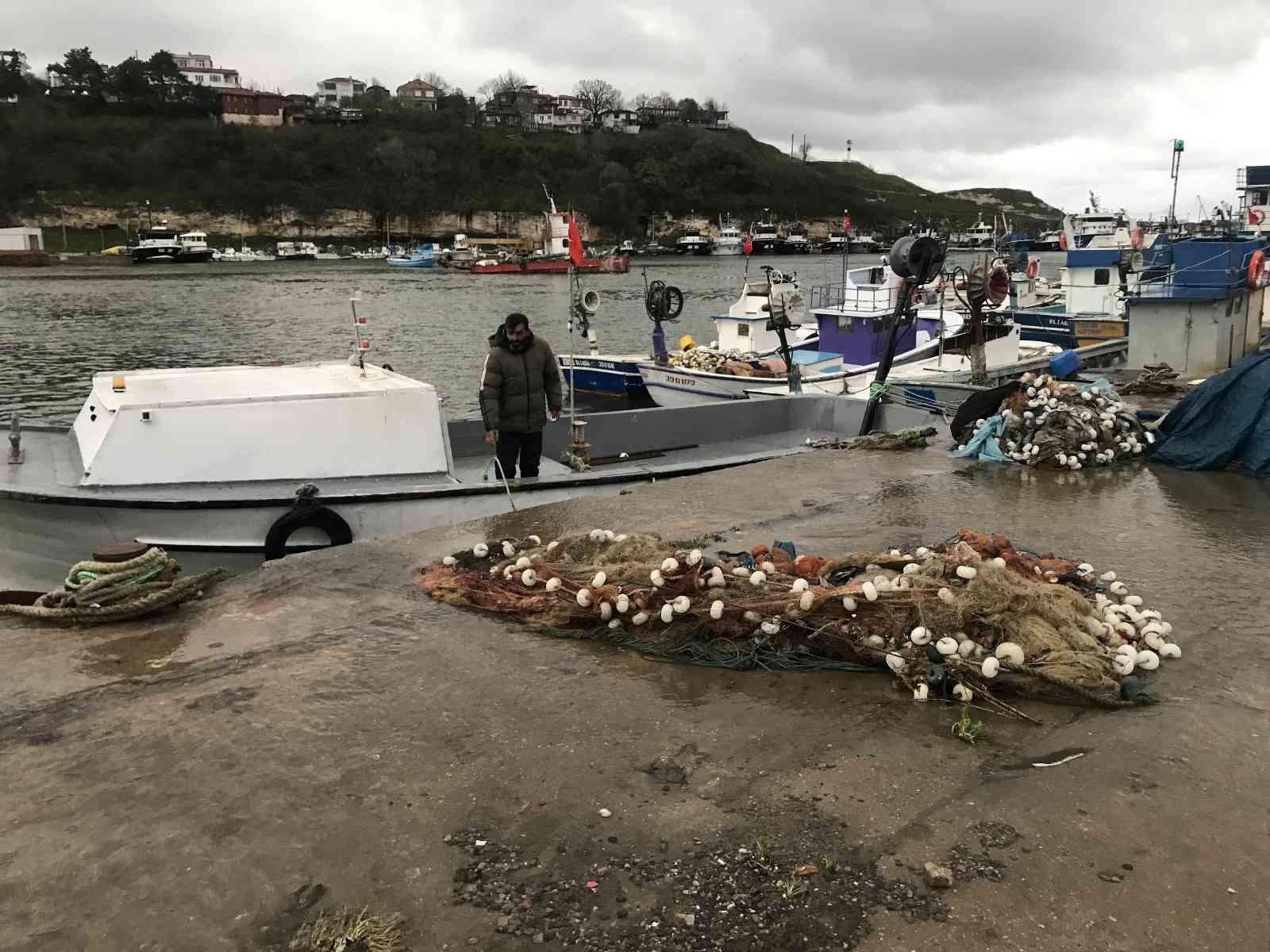 Kırklareli’nde İstanbul’a su sağlayan Kazandere Barajı’nın taşması sonucu limandaki balıkçı barınakları ve tekneler zarar gördü. Kırklareli’nin ...