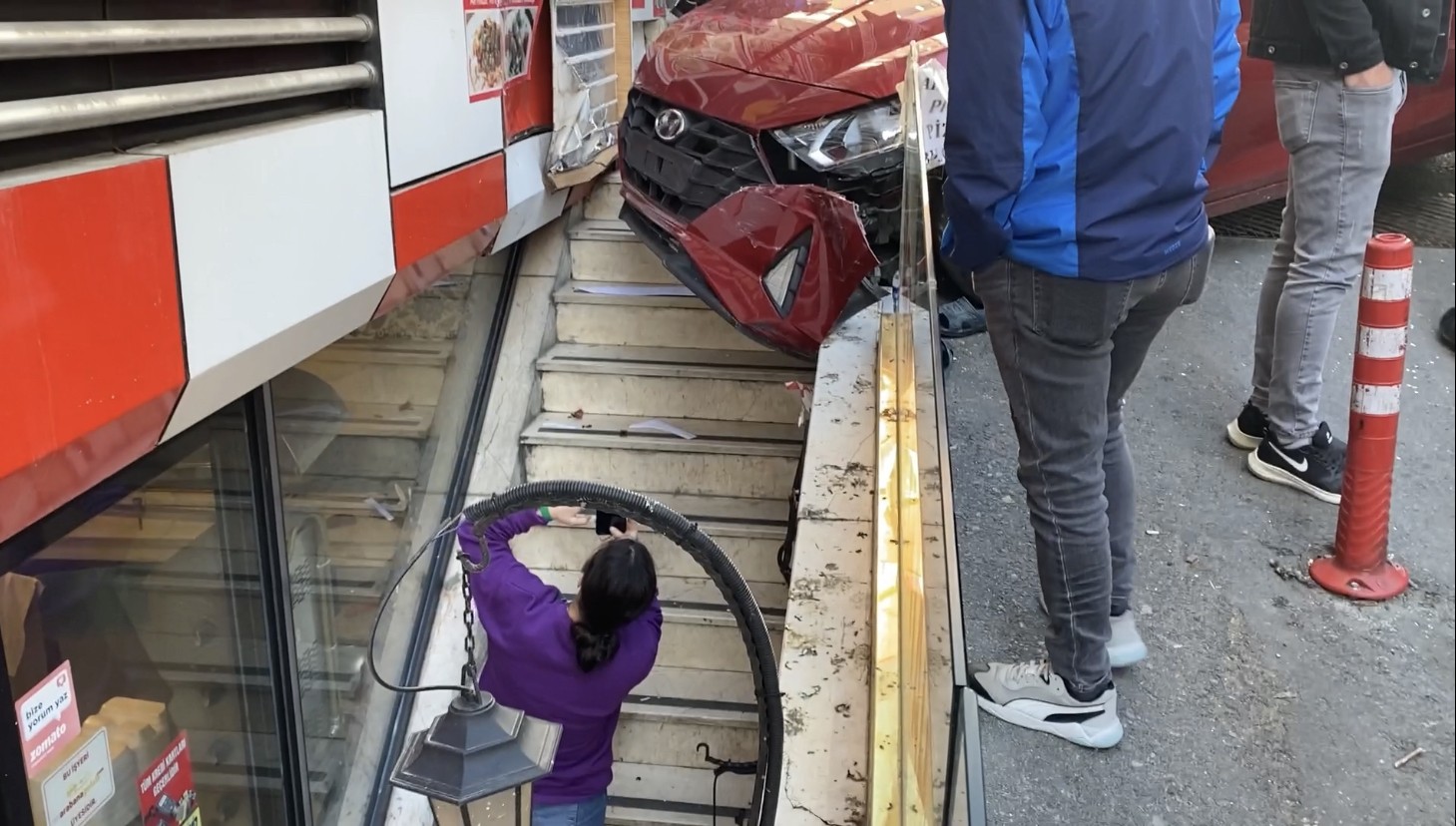 Kağıthane Çağlayan’da yabancı uyruklu sürücü kiralık araçla seyrettiği esnada fren yerine gaza basınca ortalık karıştı. Kontrolden çıkan araç ...