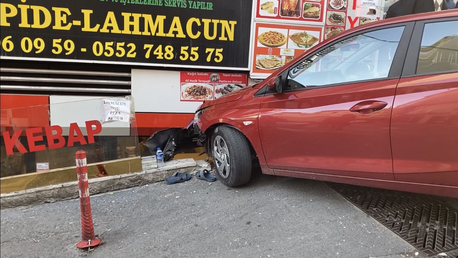 Kağıthane Çağlayan’da yabancı uyruklu sürücü kiralık araçla seyrettiği esnada fren yerine gaza basınca ortalık karıştı. Kontrolden çıkan araç ...