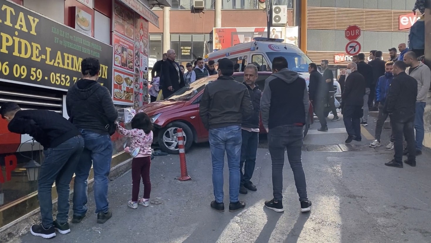 Kağıthane Çağlayan’da yabancı uyruklu sürücü kiralık araçla seyrettiği esnada fren yerine gaza basınca ortalık karıştı. Kontrolden çıkan araç ...