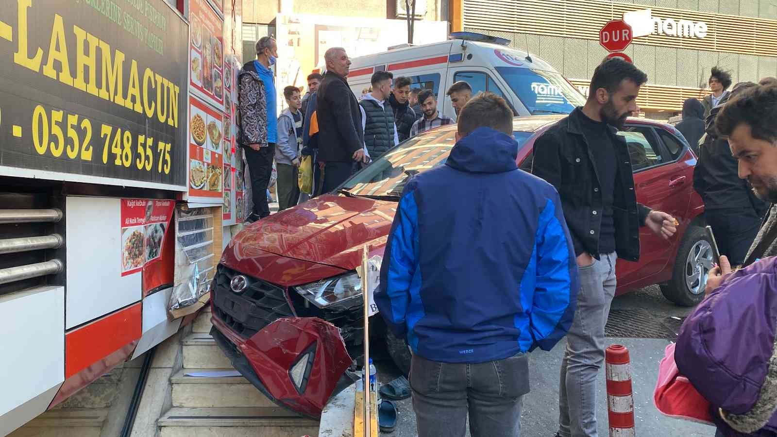 Kağıthane Çağlayan’da yabancı uyruklu sürücü kiralık araçla seyrettiği esnada fren yerine gaza basınca ortalık karıştı. Kontrolden çıkan araç ...