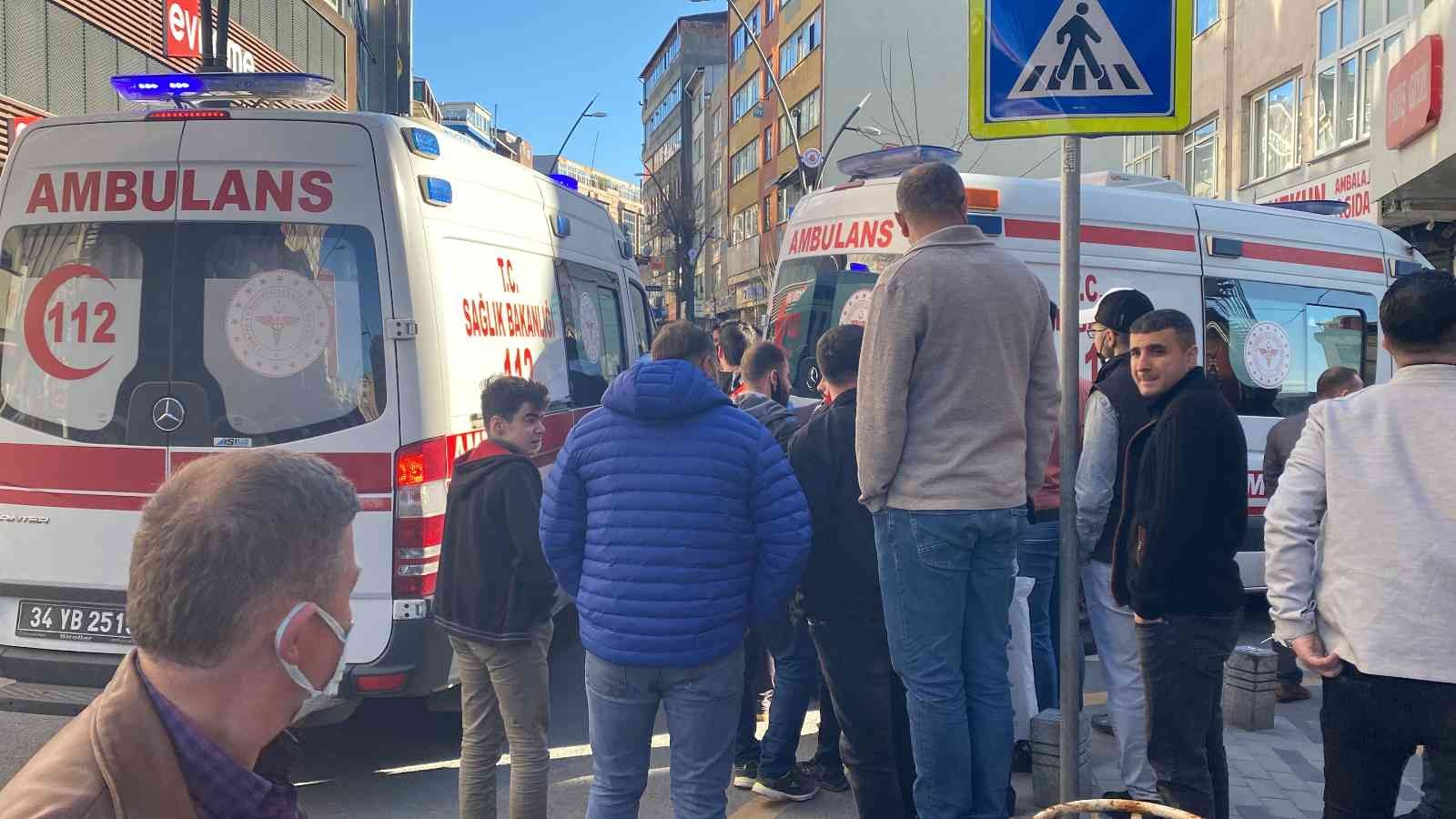 Kağıthane Çağlayan’da yabancı uyruklu sürücü kiralık araçla seyrettiği esnada fren yerine gaza basınca ortalık karıştı. Kontrolden çıkan araç ...