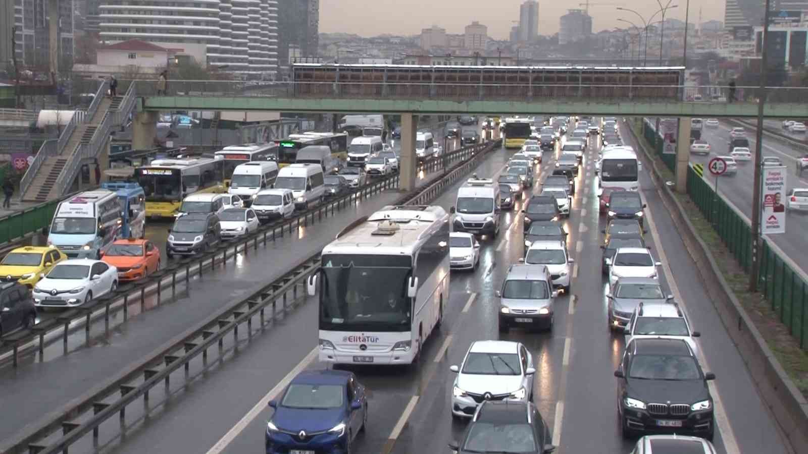 İstanbul’da akşam iş çıkış saatlerinde yağmurun da etkisiyle trafik yoğunluğu yaşandı. Birçok noktada araçlar adım adım ilerlerken, İBB Trafik ...