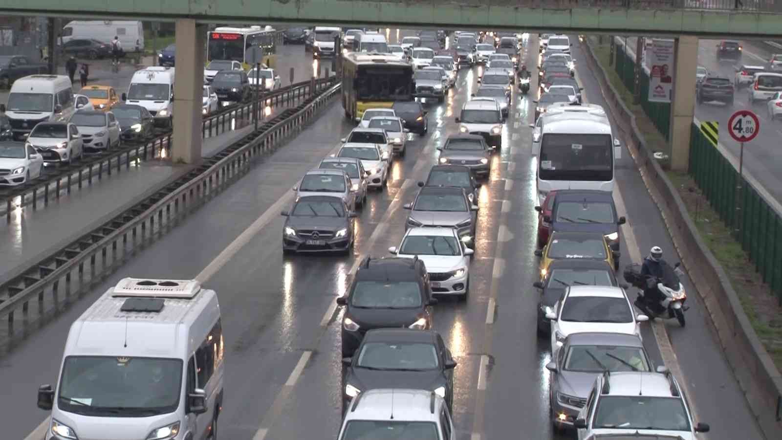 İstanbul’da akşam iş çıkış saatlerinde yağmurun da etkisiyle trafik yoğunluğu yaşandı. Birçok noktada araçlar adım adım ilerlerken, İBB Trafik ...