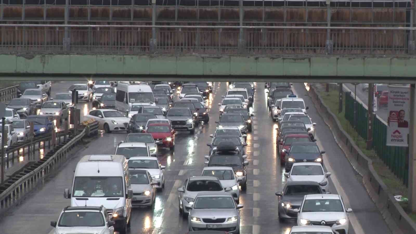 İstanbul’da akşam iş çıkış saatlerinde yağmurun da etkisiyle trafik yoğunluğu yaşandı. Birçok noktada araçlar adım adım ilerlerken, İBB Trafik ...