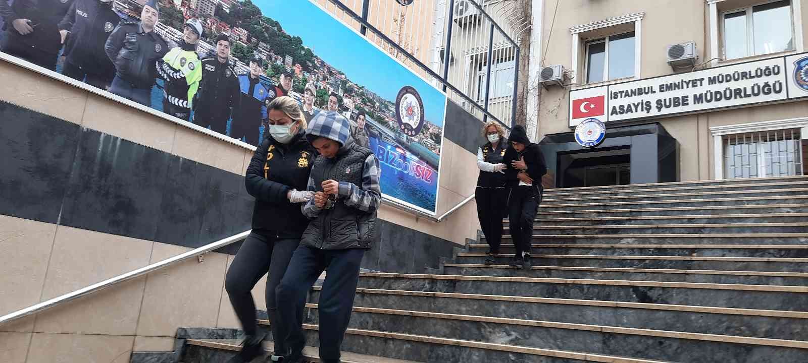 İstanbul’da otel ve alışveriş merkezlerinde turistlerin çantalarını çaldıkları iddia edilen 4 şüpheli yakalandı. Hırsızların otelin lobisinden ...