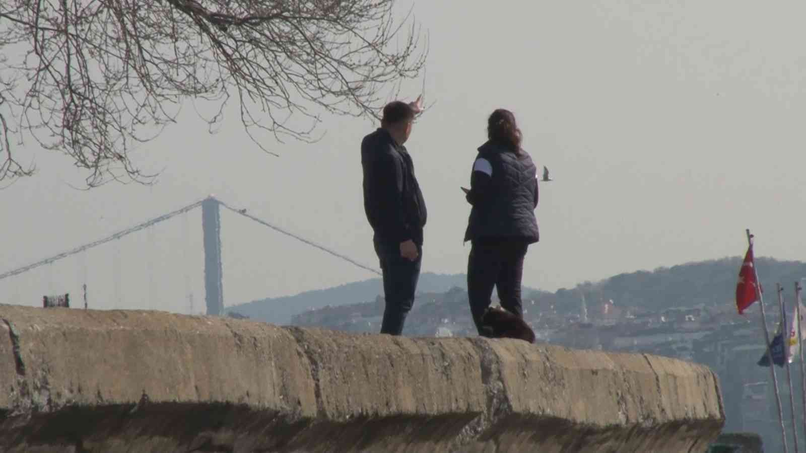 İstanbul’da sabahın erken saatlerinde ortaya çıkan yunus balıkları görsel şölen oluşturdu. Güneş ışıklarıyla parıldayan su yüzeyindeki yunuslar ...