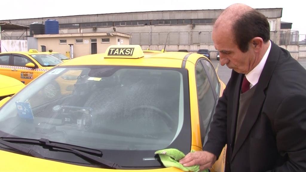 İstanbul’da taksi şoförü Süleyman Güngör, 2. katta bulunan evine merdivenlerden çıkamayan yardıma muhtaç yaşlı kadını sırtında taşıyarak evine ...