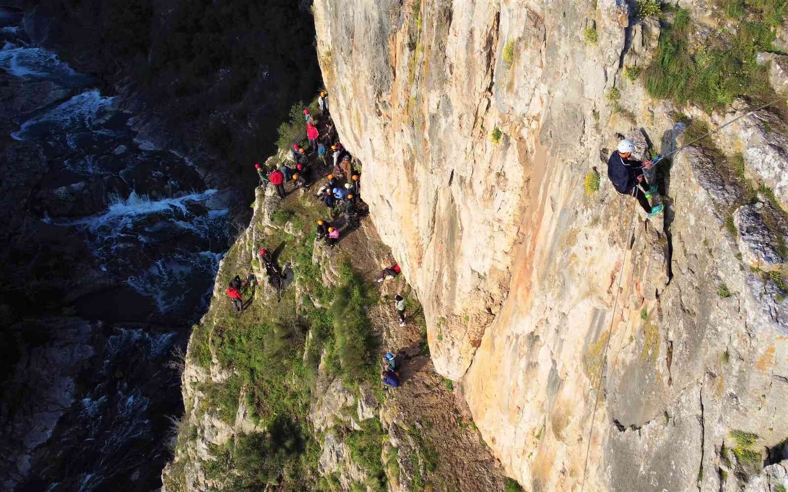 Kocaeli’nin Gebze ilçesinde bulunan ve doğal güzelliğiyle mest eden Ballıkayalar Tabiat Parkı, kaya tırmanışı yapmak isteyen adrenalin ...